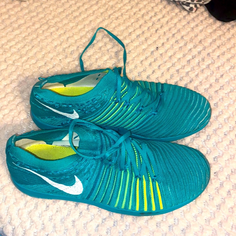 Nike shoes - Picture 1 of 2